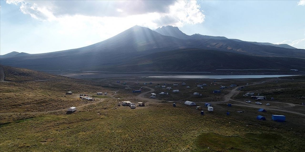 Erciyes'te ağustos ayında kışı yaşıyorlar