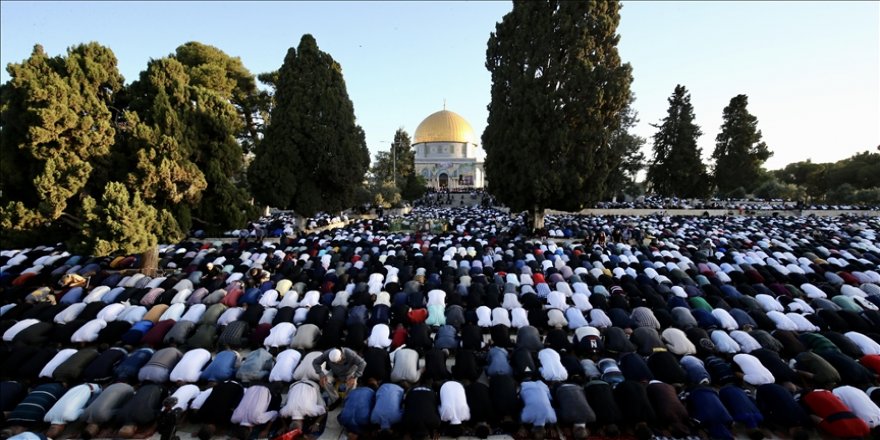 Mescid-i Aksa'da 50 bin kişi cuma namazı kıldı