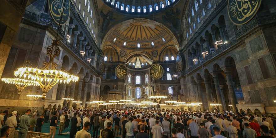 Ayasofya-i Kebir Cami-i Şerifi'ni bayramın birinci günü 104 bin 325 kişi ziyaret etti