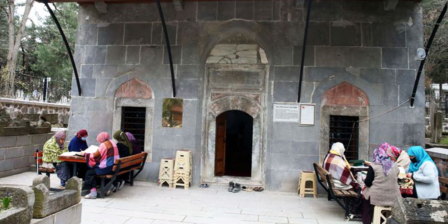Tarihi türbede 50 yıldır mukabele geleneğini sürdürüyorlar