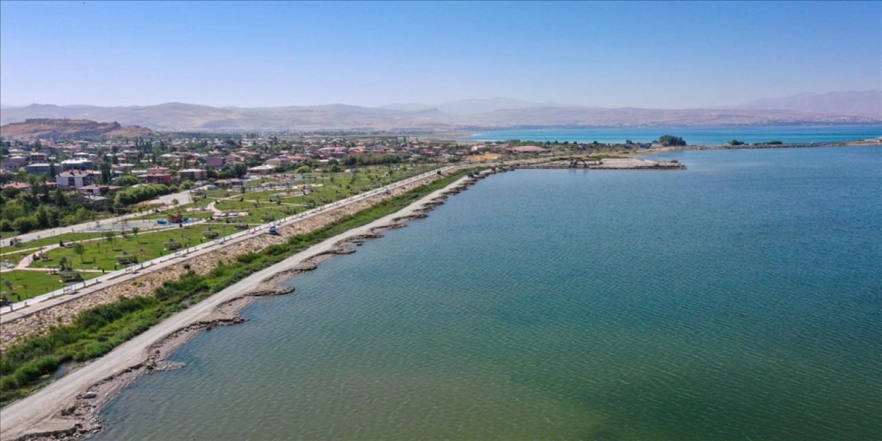 Van Gölü, zeminindeki kirlilikten arındırılıyor