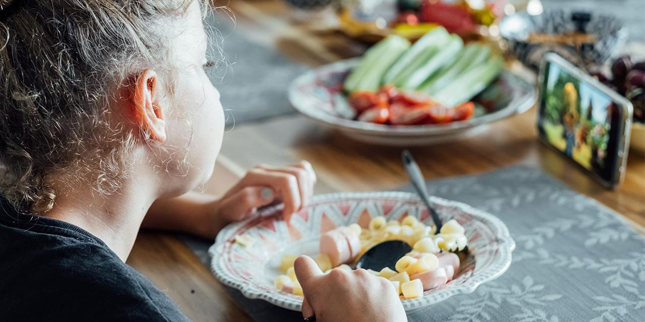 Yemek yerken bir şey izleyen çocukları bekleyen tehlike