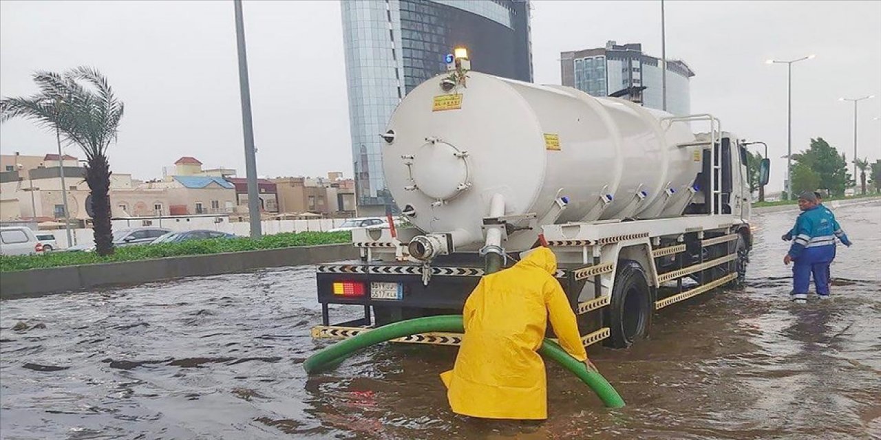 Mekke'de yoğun yağışın neden olduğu sel sonrası dışarı çıkmayın uyarısı yapıldı