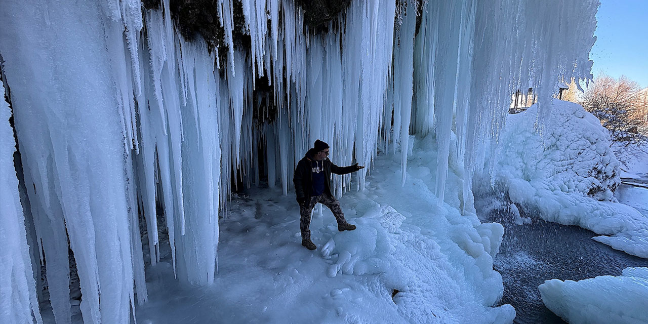 Bayburt'ta Sırakayalar Şelalesi buz tuttu