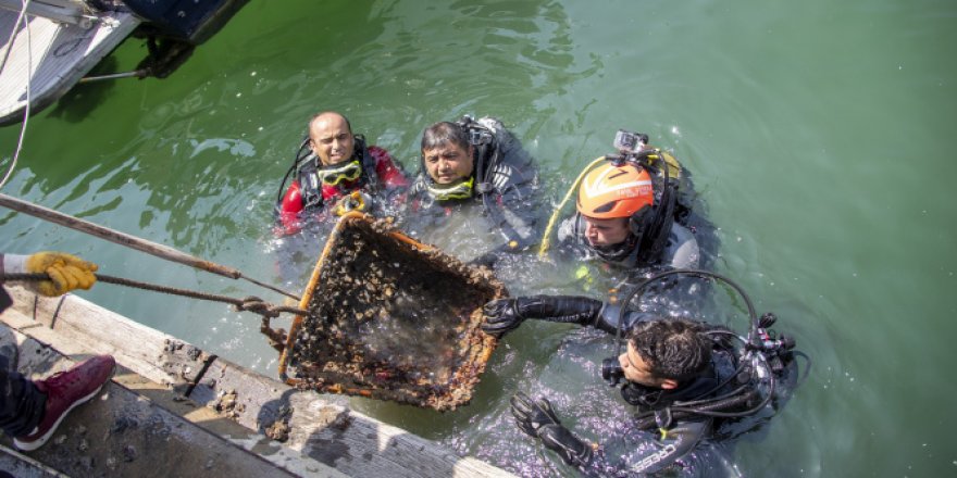 Samsun'da dalgıçlar deniz dibinden traktör dolusu atık çıkardı