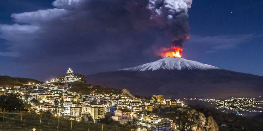 Etna Yanardağı'ndan lav püskürdü