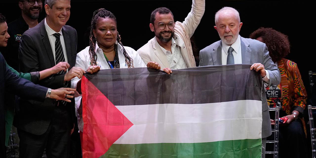 Brezilya Devlet Başkanı, katıldığı bir etkinlikte Filistin bayrağı açtı