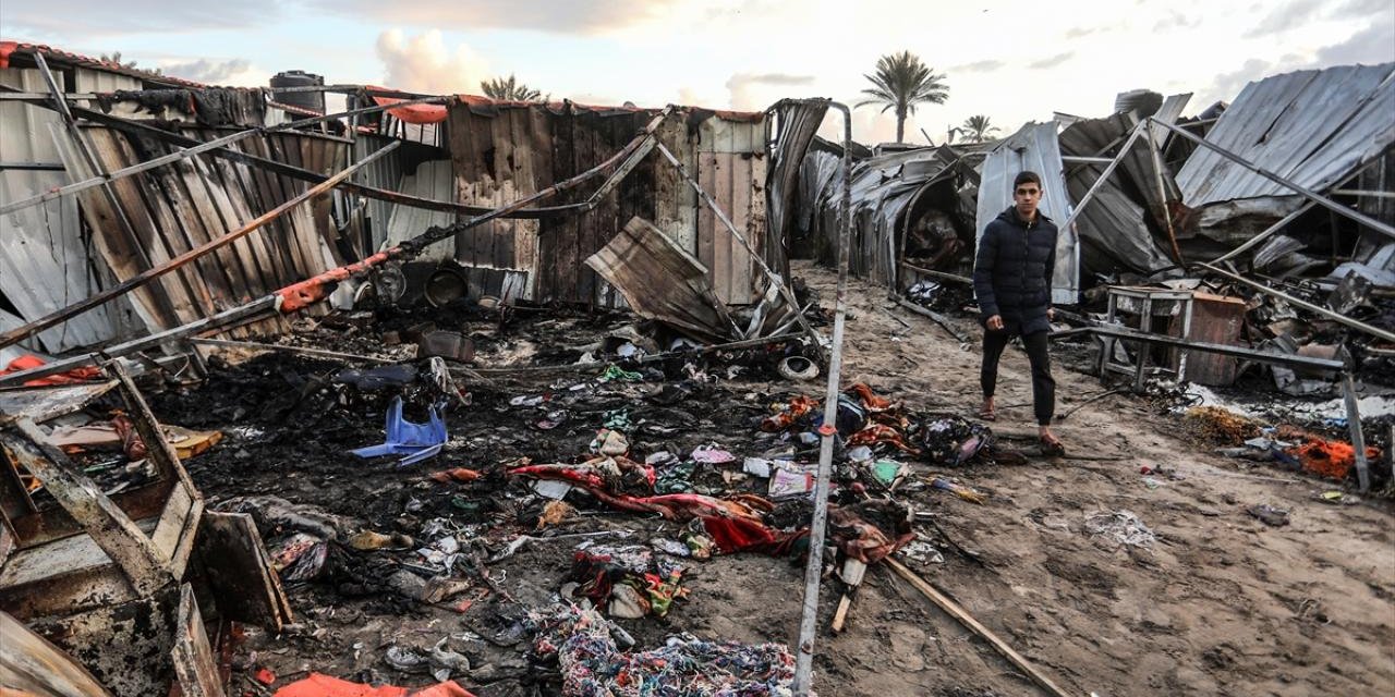 Aşağılık katil israil, su için sıra bekleyenleri bombaladı: Onlarca şehit