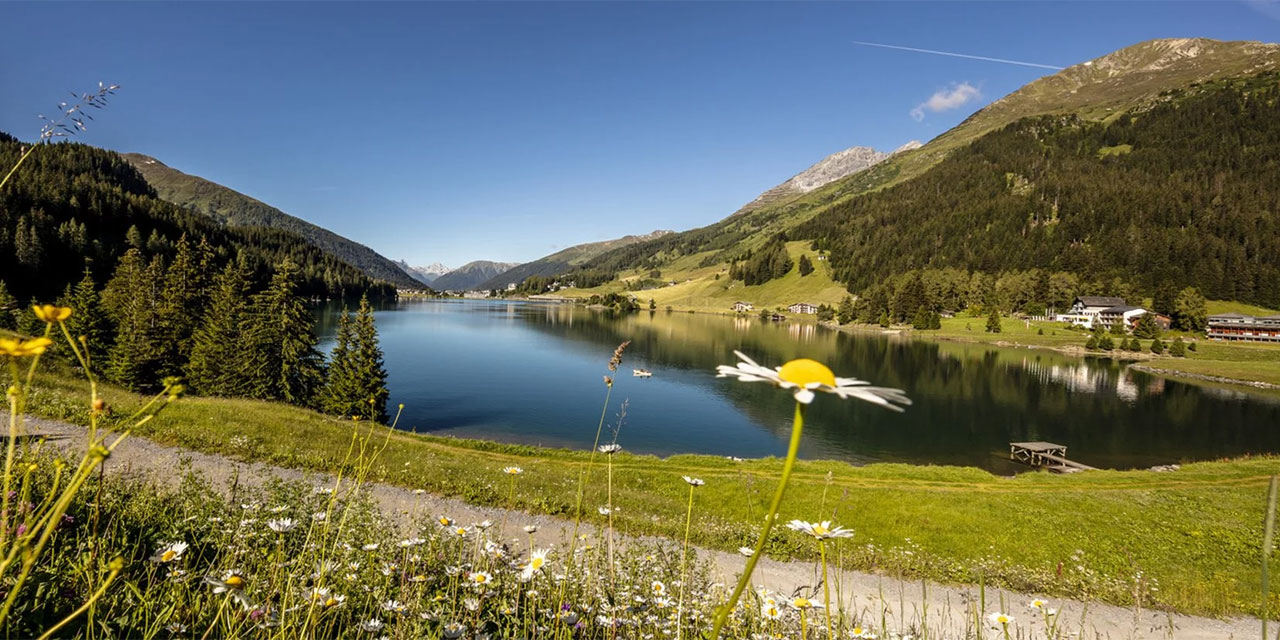 Bediüzzaman: Esbab-ı tabiiye kemâl-i acz ile o i'câza karşı secde eder