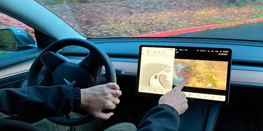 Tesla geri adım attı: Seyir halinde araç içinde video oyunları oynanamayacak