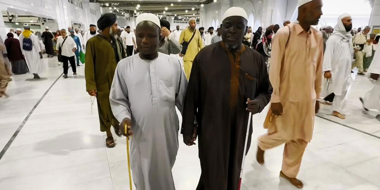 Görme engelli iki kardeş, 'gönül gözüyle' tavaf ediyor