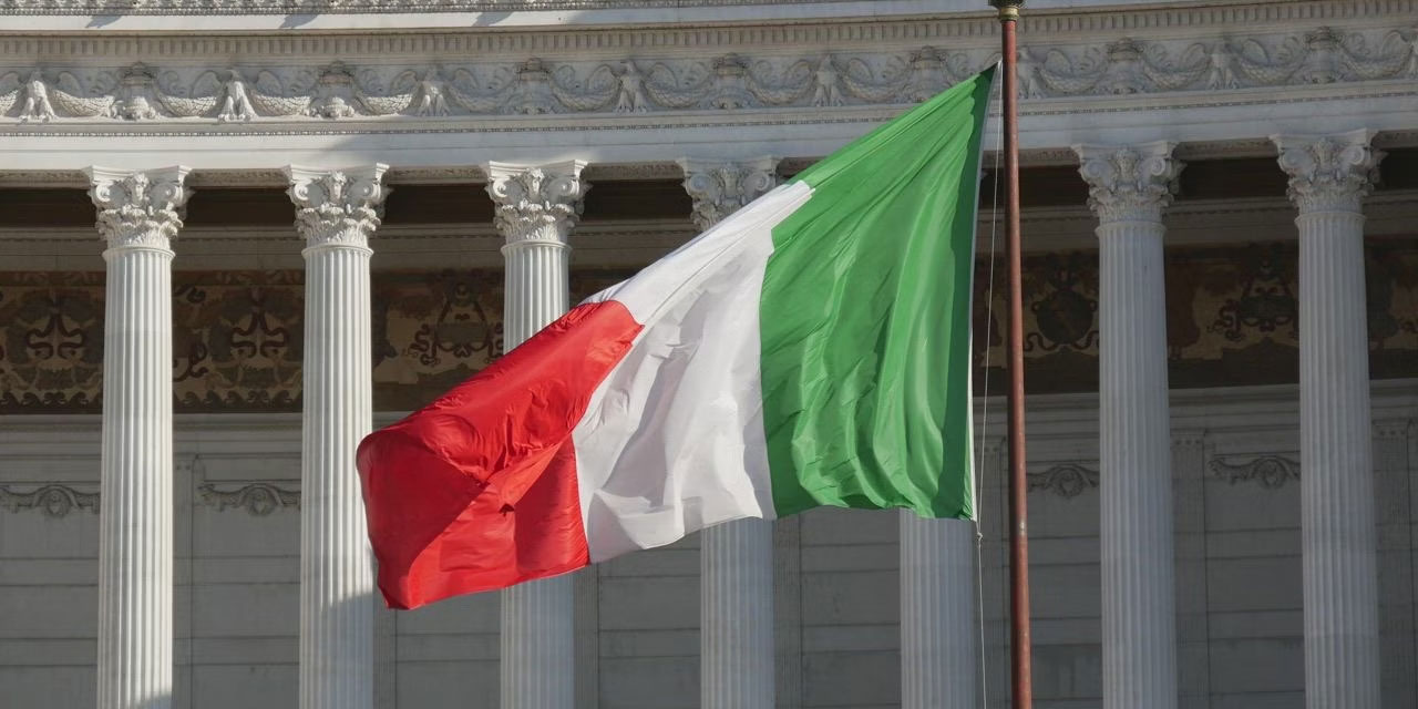 Uygunsuz giyim İtalya'da tepki gördü: Biz muhafazakar ülkeyiz böyle giyinemezsin!