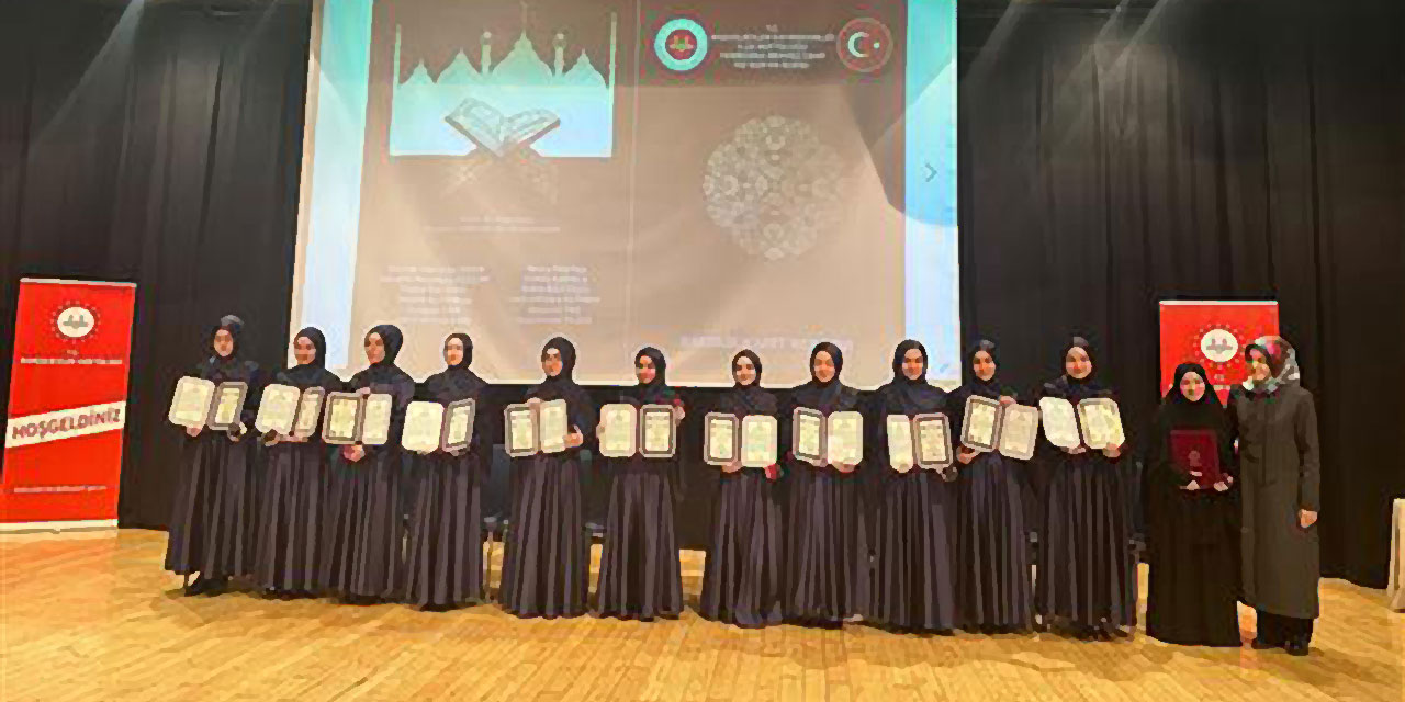 12 hafız kız öğrenci icazetlerini aldı