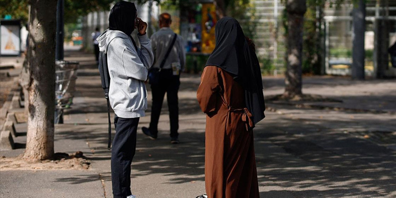 Genç Fransızlar hükümetin uzun elbise yasağına destek vermiyor