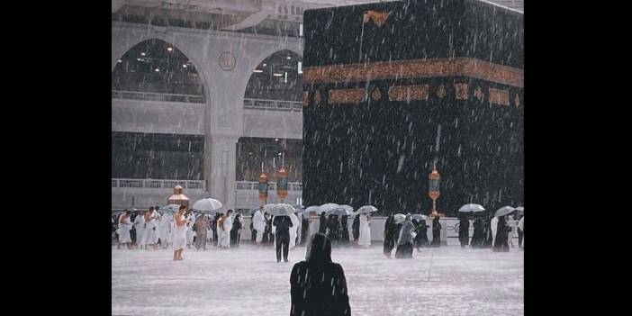Kabe'de Rahmet yağmurlarının altında tavaf bir başka güzel