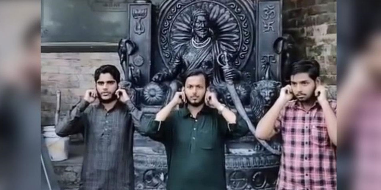 Hindistan’da namaz kılan öğrenciler zorbalıkla karşılaştı, polis seyretti