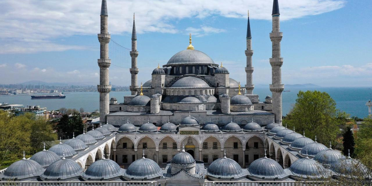 Ayasofya'nın komşusu Sultanahmet Camisi 407 yıl önce ibadete açıldı