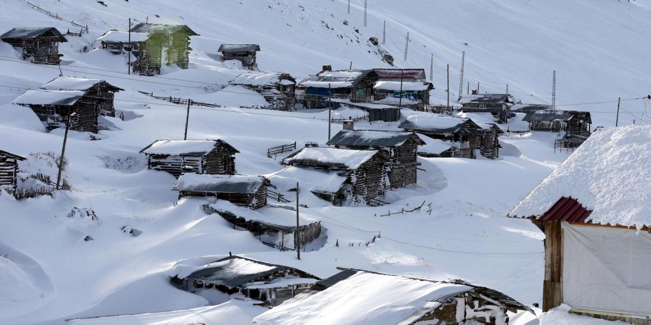 Yayla evleri beyaz örtünün altında kaldı
