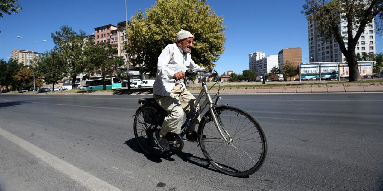 Maşallah: 80'lik Mustafa dede günde 20 kilometre pedal çeviriyor