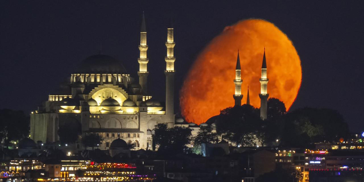 İstanbul ve Ay... Ne güzel yaratılmışlar