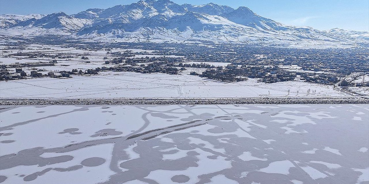 Van'daki Sıhke Gölü tamamen dondu