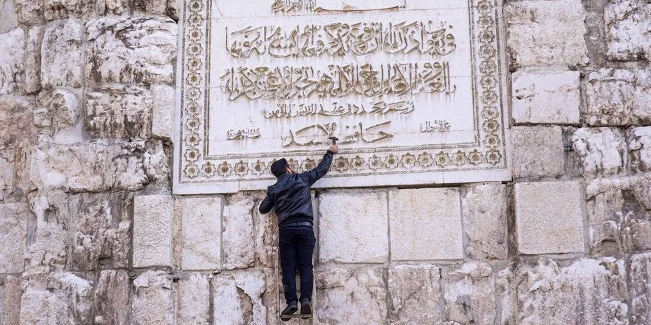 Emevi Camii'nin duvarındaki Hafız Esad'ın adı çekiçle yok edildi