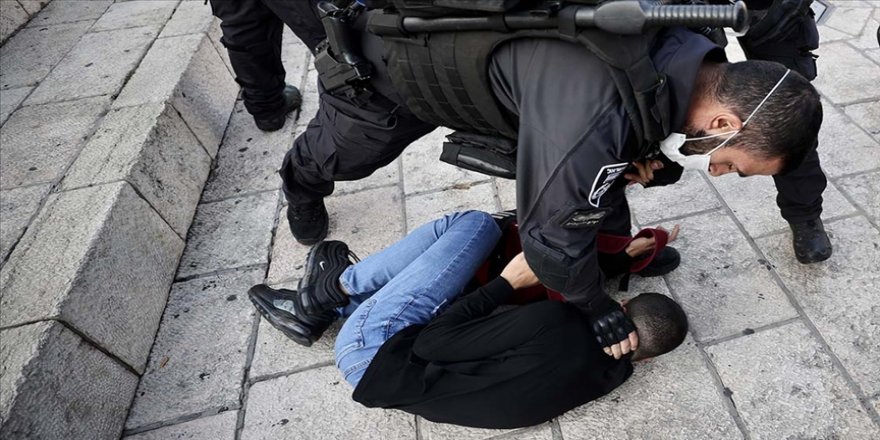 İşgalci İsrail askerleri Batı Şeria'da Filistinli bir çocuğu gözaltına aldı