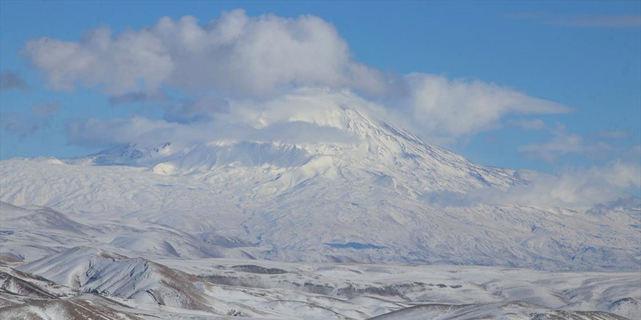 Ağrı Dağı yeniden beyaz rahmet karla bütünleşti