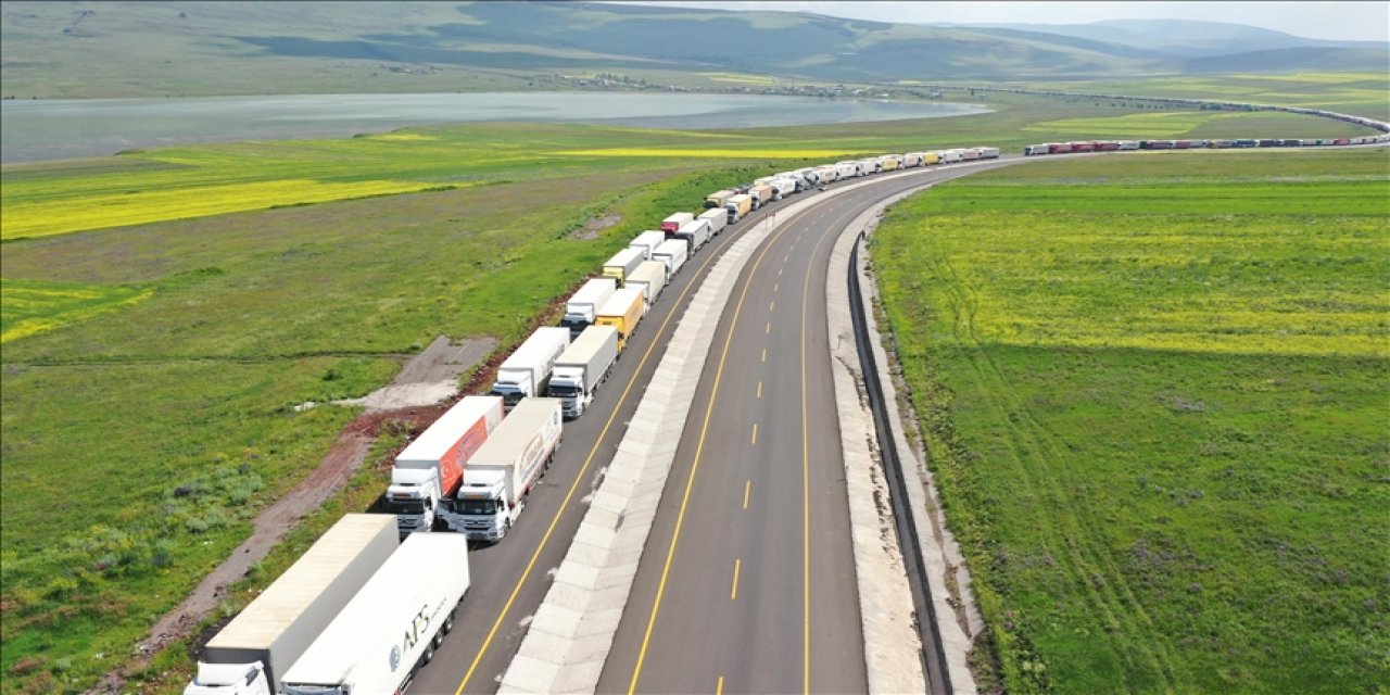 Hamzabeyli Sınır Kapısı'nda 38 kilometrelik tır kuyruğu oluştu