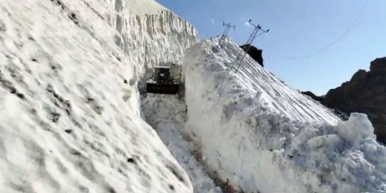 Hakkari'de haziran ayında 8 metrelik kar tünelleri