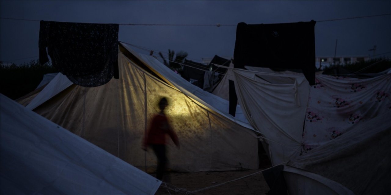 Yerleşimci denen hırsız yahudiler Filistinli ailenin çadırına dronla kezzap döktü