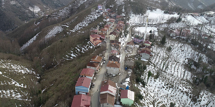 Aynı cadde üzerindeler ama oruçlarını 1 dakika arayla açıyorlar