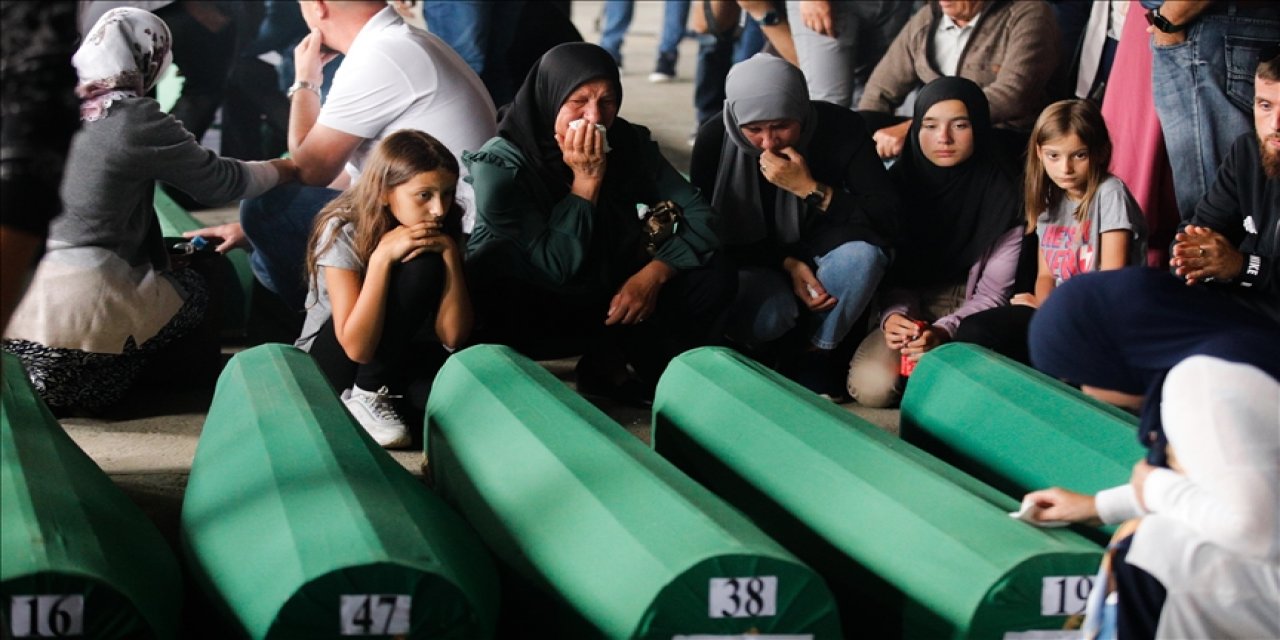 Srebrenitsa soykırımı kurbanlarının yakınları sevdiklerinin katledildikleri yerlerde dua etti