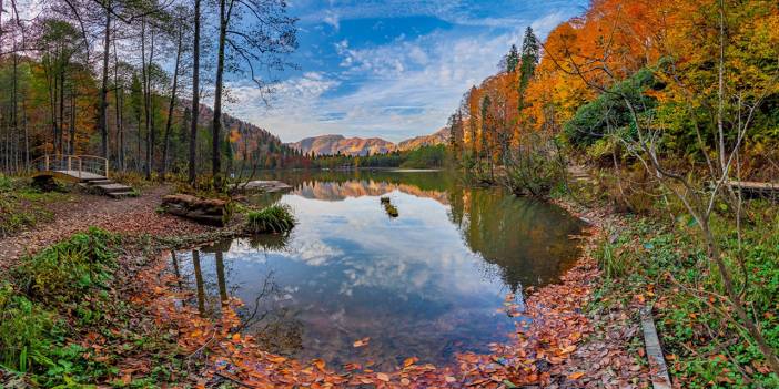 Borçka Karagöl Tabiat Parkı sonbahar renklerine büründü