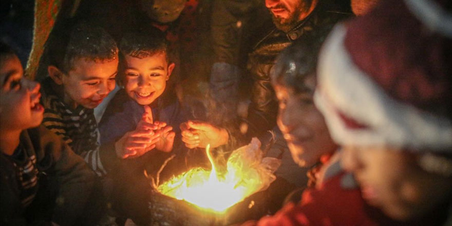 Geceleri ısınmak için kıyafetlerini yakıyorlar