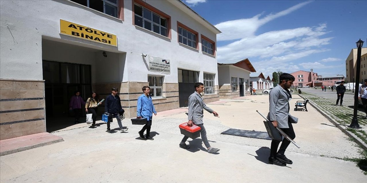 Meslek lisesi öğrencileri ihtiyaç sahiplerinin evlerini onarıyor