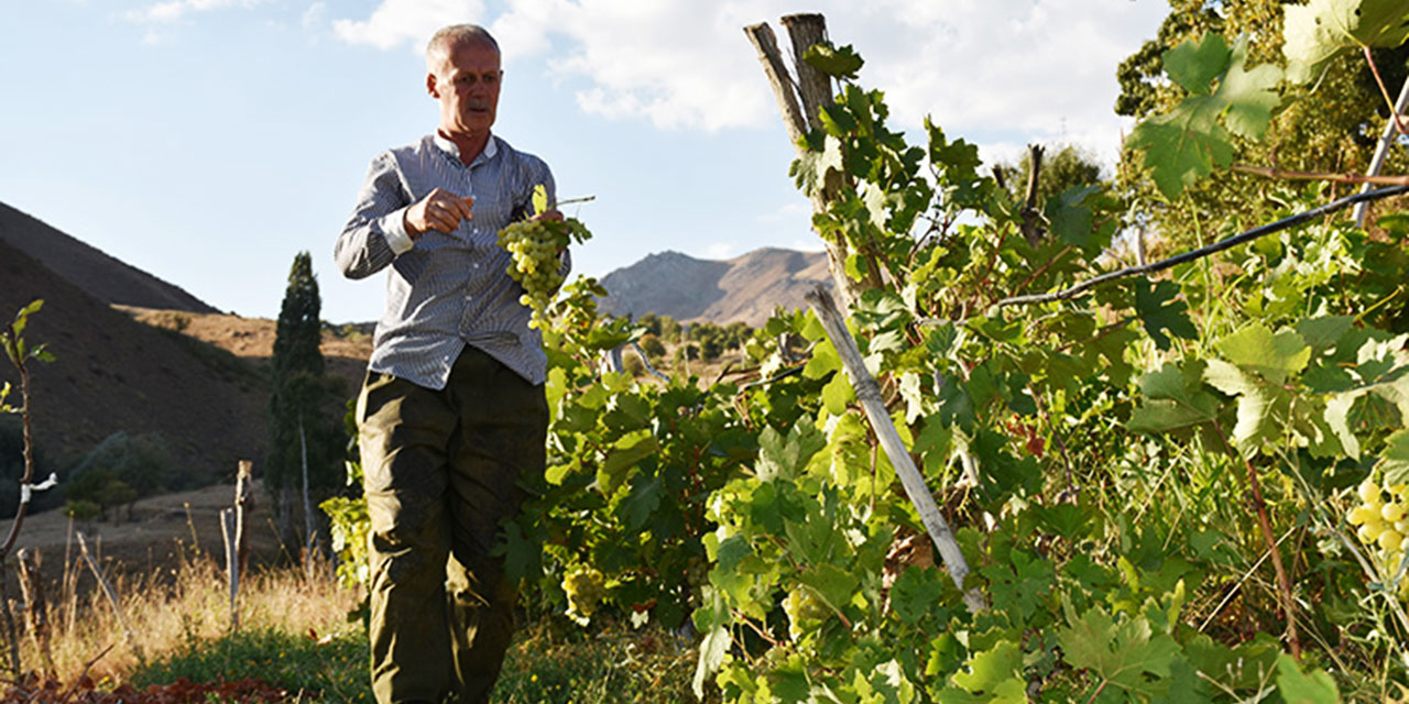 Şehirden köye dönüp çiftçilik yapmaya başladı, öğrencilere burs veriyor