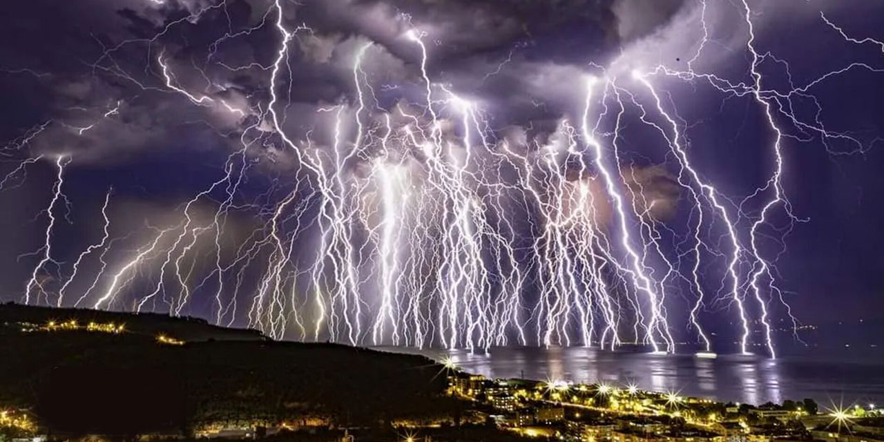 Bir karede 100 yıldırım