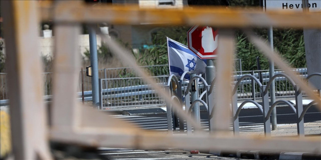 Aşağılık israil, Batı Şeria'da el koyduğu Filistinli ailelerin evlerini kışlaya dönüştürdü