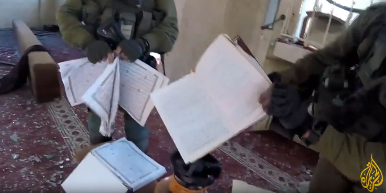 Müslümanlar daha ne bekleyecek? israil askerleri camiye saldırıp Kur'an'ı yaktı