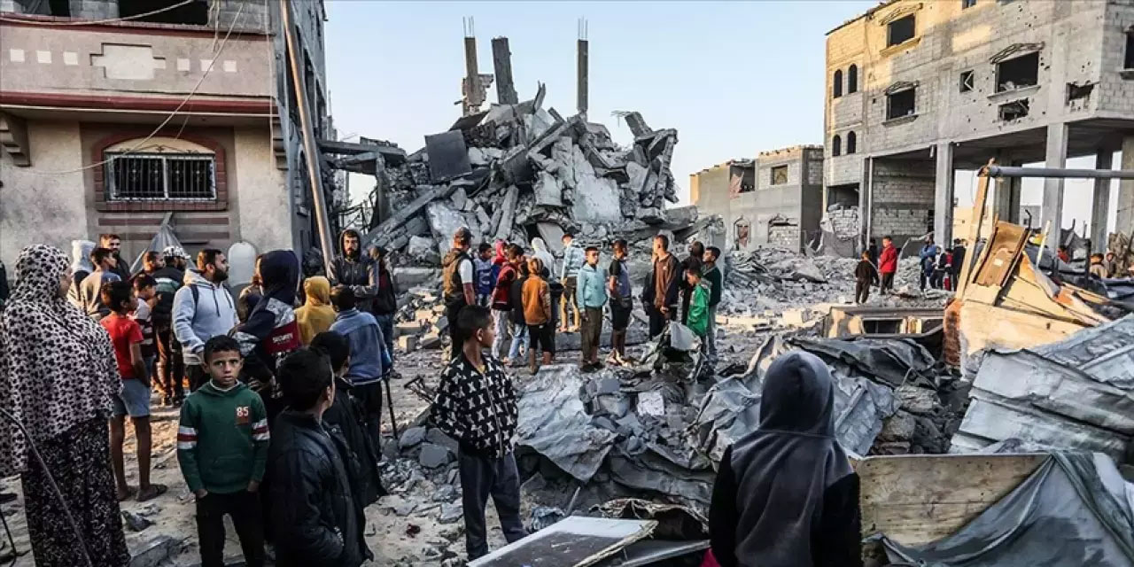 Katil israil Gazze’de kiliseyi de vurdu