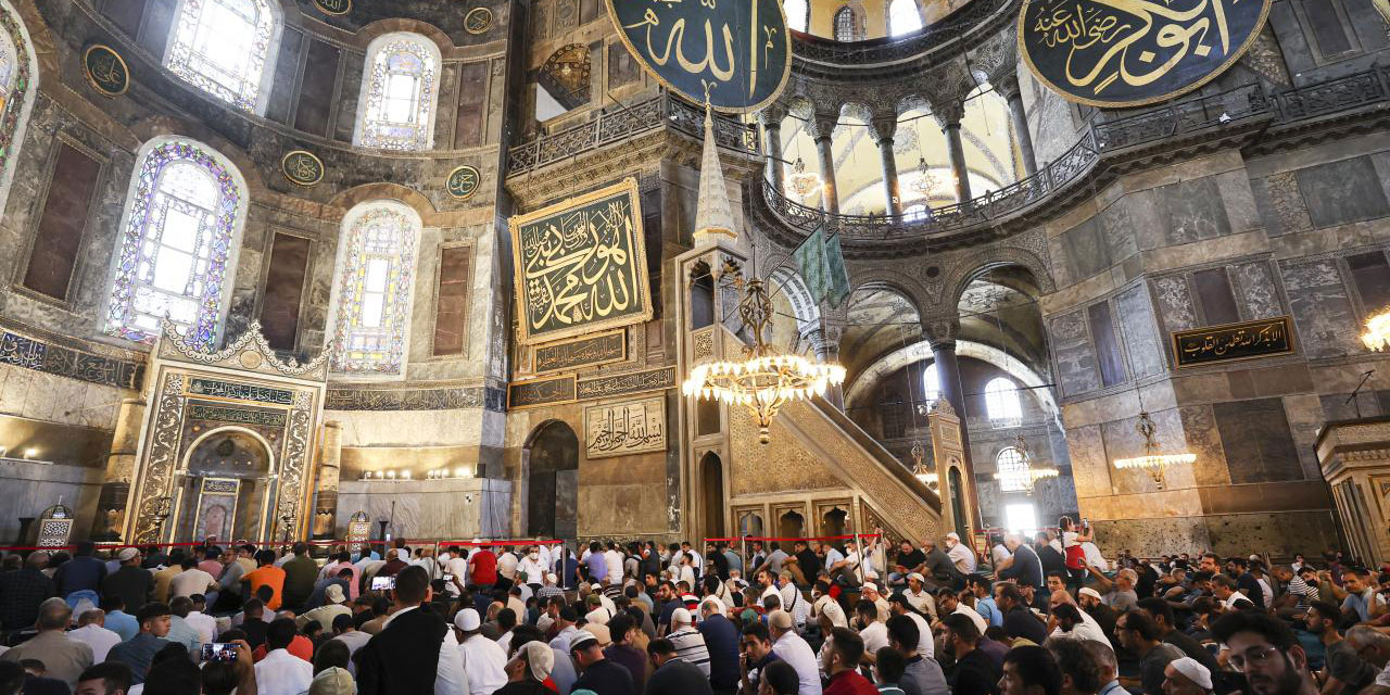 Ayasofya Camiine turist girişlerin ayrılacak olması namaz kılanları sevindirdi