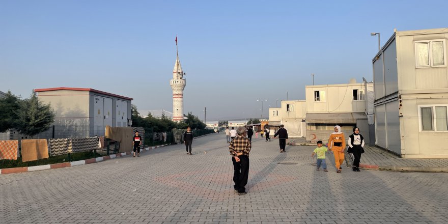 Hatay'daki Suriyeli sığınmacılar ilk iftarlarını konteyner kentte yaptı
