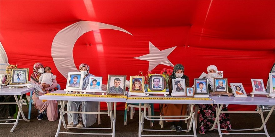 Üç aile daha evlat nöbetinde