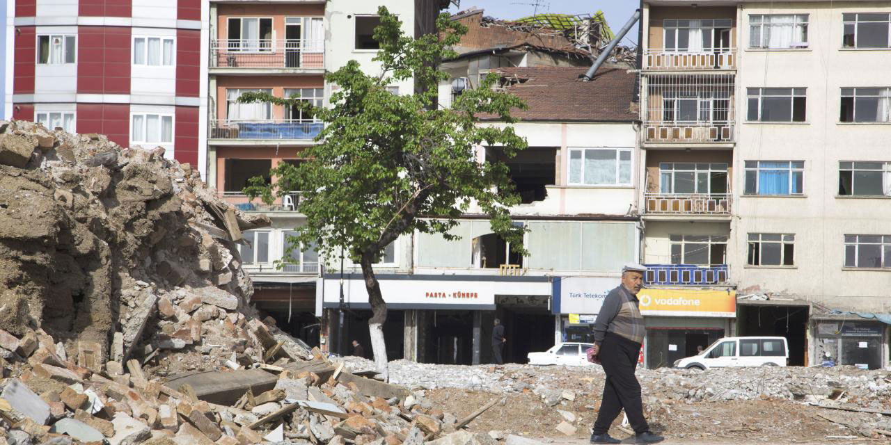 Depremde yıkılan çay ocağından geriye kalan ağacından vazgeçemiyor