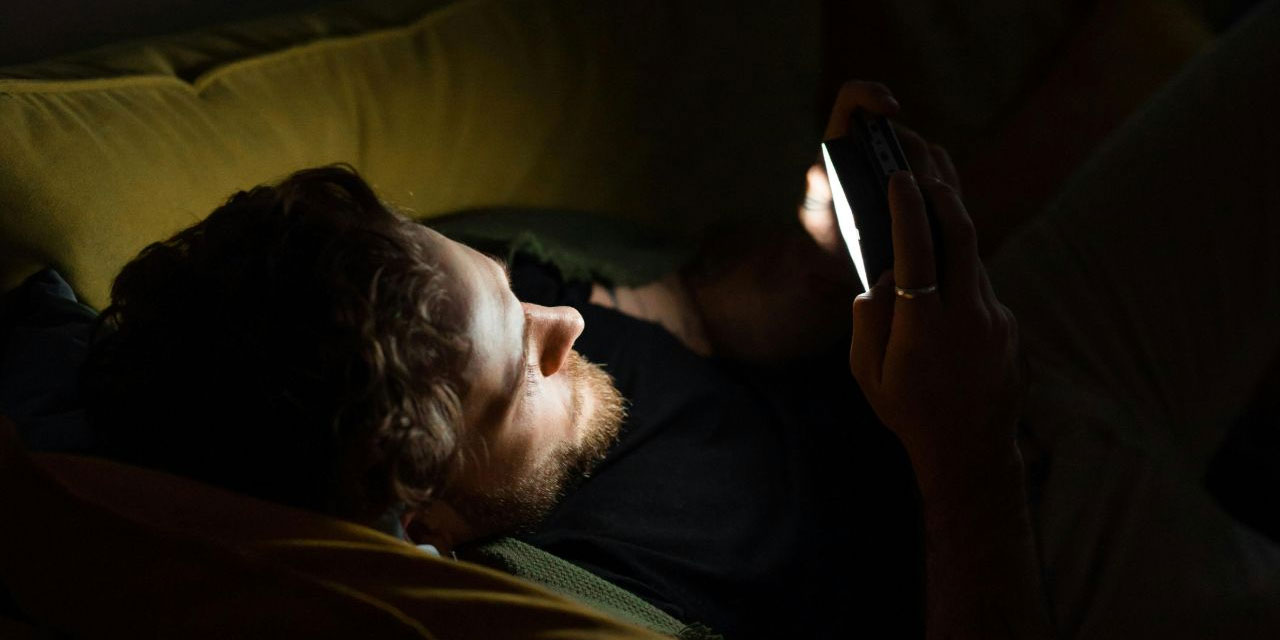 Geç saatlere kadar sosyal medyada vakit geçirenin ruh sağlığı bozuluyor