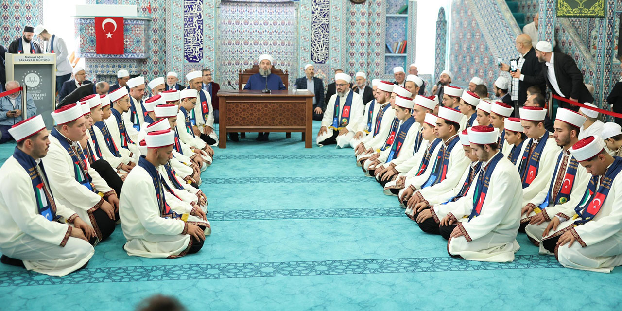 Akyazı'da 33 öğrenci törenle icazetini aldı