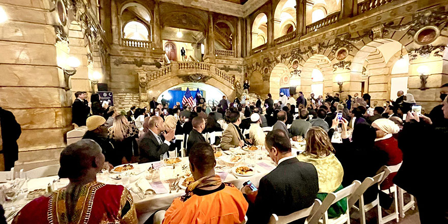 New York Belediyesi iftar verdi, seccadeler hazırlandı