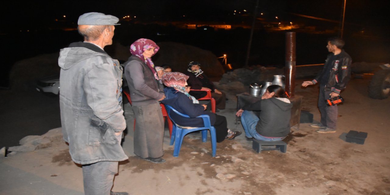 Ardahan'da artçılar nedeniyle vatandaşlar geceyi sokakta geçirdi