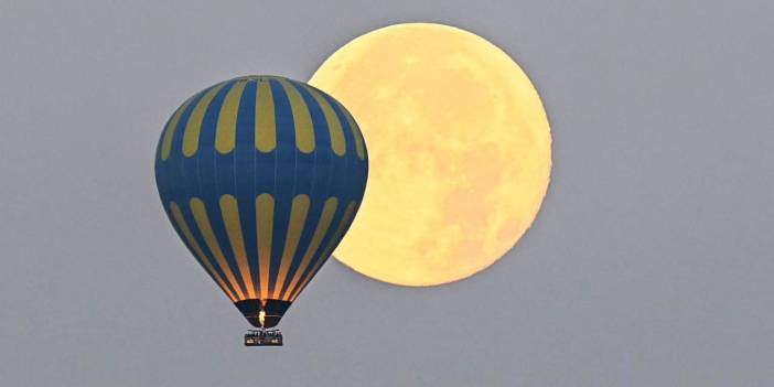 Dolunay ve balonlar Kapadokya'da gökyüzünü süsledi